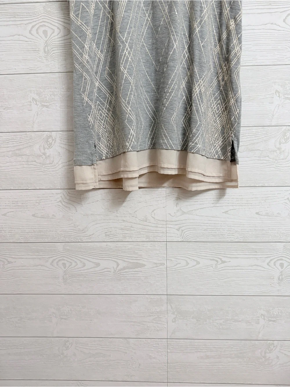White House Black Market Gray Knit Gold Glitter Tee with Cream Accents. Size L - Picture 4 of 5